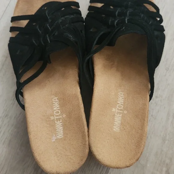 Minnetonka Black Woven Wedge Sandels - Picture 2 of 5